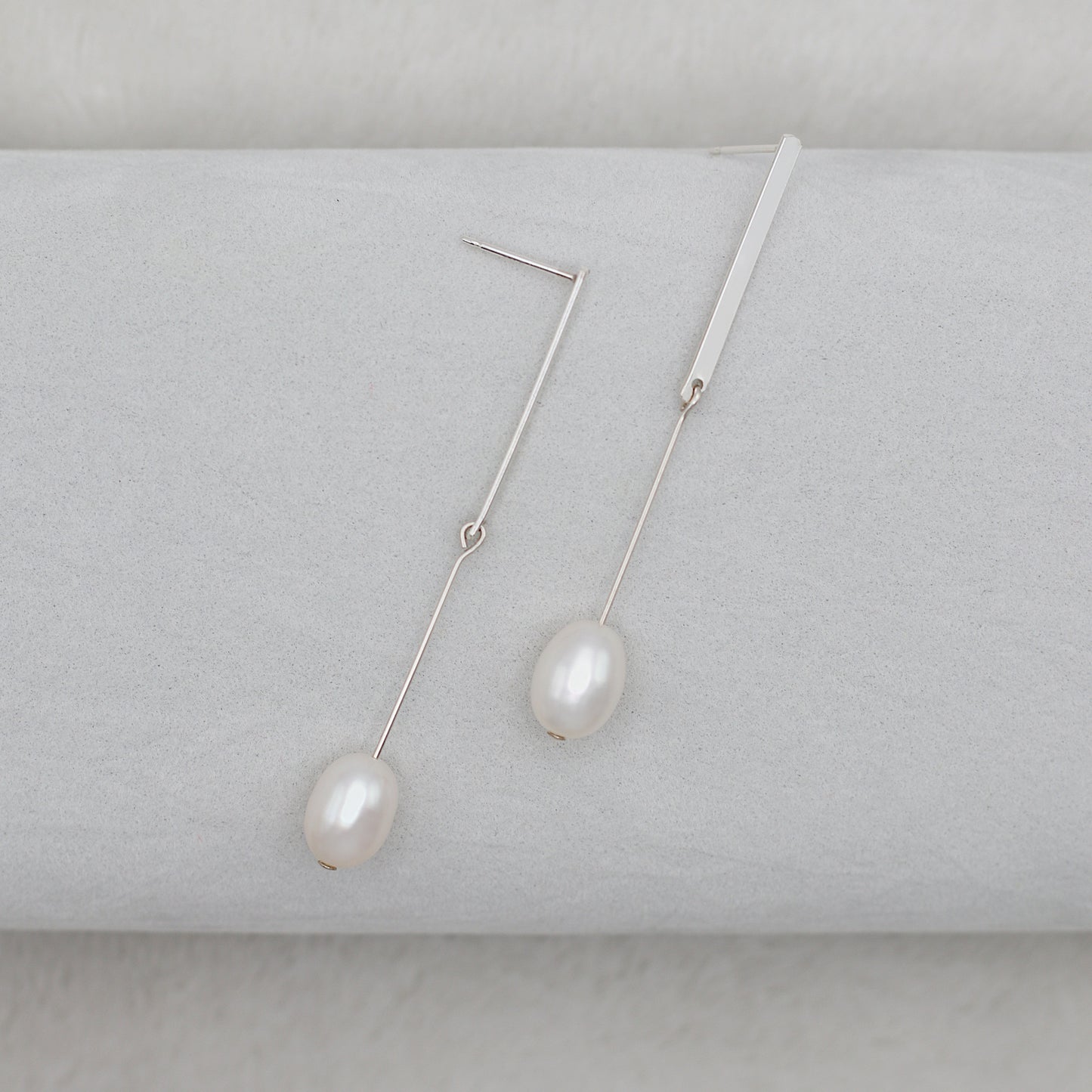 PENDULUM PEARL EARRINGS - SILVER